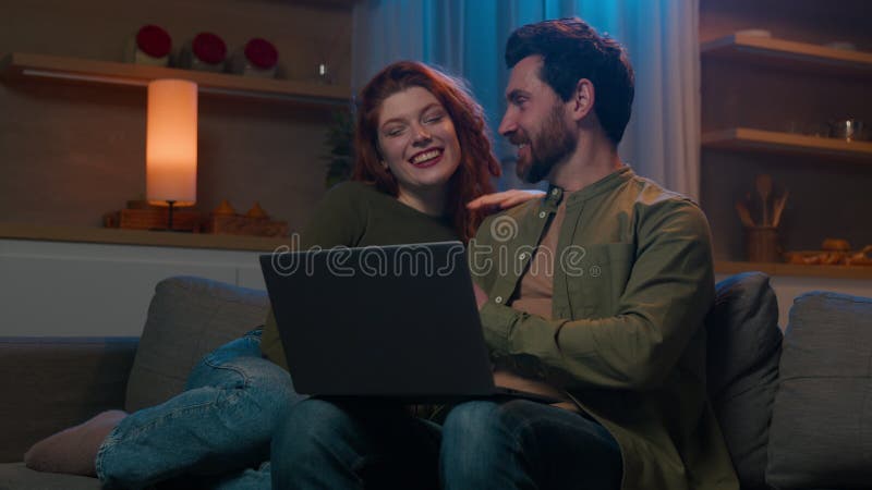 χαμογελαστός ευτυχισμένος παντρεμένος σύζυγος άνδρας άνδρας που μιλάει σε βιντεοκλήση σε φορητό υπολογιστή στο σπίτι απογευματινή