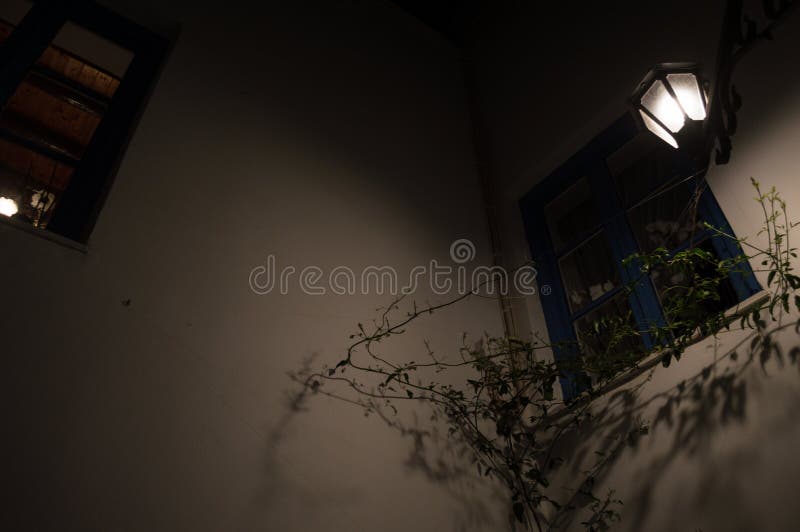 Χαρακτηριστικές ασπρισμένες σπίτια και αλέα στη Πλάκα τη νύχτα, Μήλος, Γ στοκ εικόνες Χαρακτηριστικές ασπρισμένες σπίτια και αλέα στη Πλάκα τη νύχτα, Μήλος, Γ στοκ εικόνες