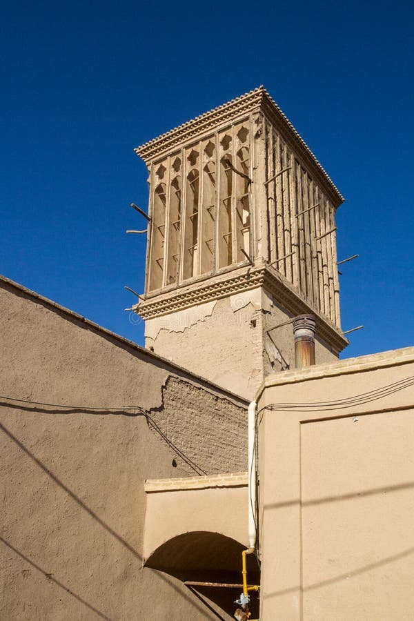 Χαρακτηριστικό Windtower φιαγμένο από άργιλο που λαμβάνεται στις οδούς Yazd, Ιράν Αυτοί οι πύργοι, που στοχεύουν να δροσίσει κάτω στοκ φωτογραφίες Χαρακτηριστικό Windtower φιαγμένο από άργιλο που λαμβάνεται στις οδούς Yazd, Ιράν Αυτοί οι πύργοι, που στοχεύουν να δροσίσει κάτω στοκ φωτογραφίες