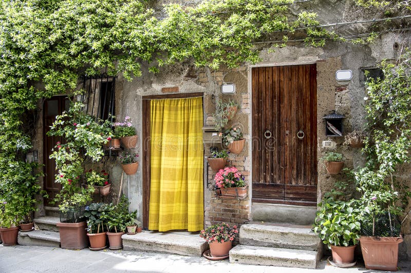 Χαρακτηριστικό σπίτι Pitigliano, μεσαιωνικό χωριό της Τοσκάνης στοκ εικόνες