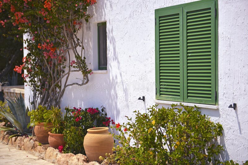 Χαρακτηριστικό σπίτι με τα δοχεία λουλουδιών στη Μαγιόρκα, Ισπανία στοκ εικόνες