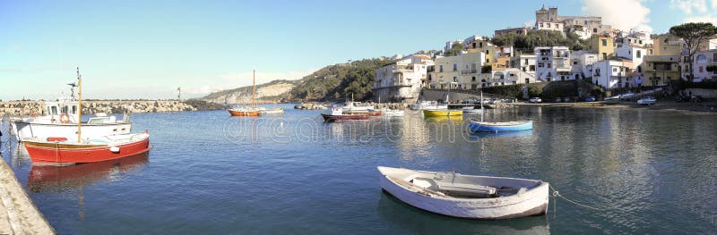 Χαρακτηριστικό χωριό παραλιών της ακτής Σορέντο, ίσως ο ομορφότερος Lobra della μαρινών στοκ φωτογραφία με δικαίωμα ελεύθερης χρήσης