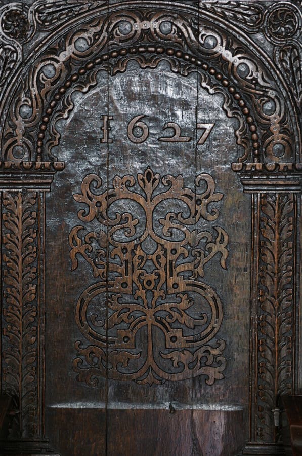 Χαρασμένη ξύλινη πλάτη 1627 καρεκλών στοκ εικόνες Χαρασμένη ξύλινη πλάτη 1627 καρεκλών στοκ εικόνες