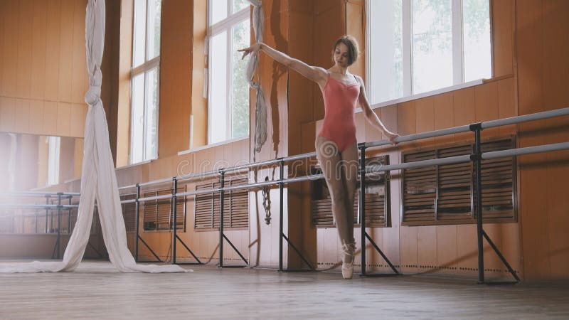 Χαριτωμένη άσκηση ballerina κοριτσιών στο στούντιο, στοιχεία του χορού στοκ φωτογραφία Χαριτωμένη άσκηση ballerina κοριτσιών στο στούντιο, στοιχεία του χορού στοκ φωτογραφία