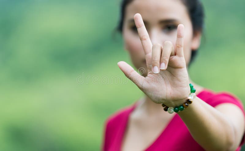 Χαριτωμένη γυναίκα asain που παρουσιάζει σ' αγαπώ χειρονομία χεριών στοκ εικόνες Χαριτωμένη γυναίκα asain που παρουσιάζει σ' αγαπώ χειρονομία χεριών στοκ εικόνες