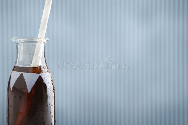 Χαριτωμένο αναδρομικό μπουκάλι σόδας με την κόλα και το άχυρο και το υπόβαθρο στοκ εικόνες με δικαίωμα ελεύθερης χρήσης Χαριτωμένο αναδρομικό μπουκάλι σόδας με την κόλα και το άχυρο και το υπόβαθρο στοκ εικόνες με δικαίωμα ελεύθερης χρήσης
