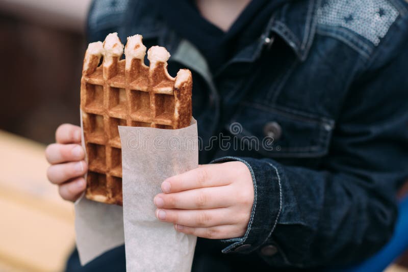 Χαριτωμένο κορίτσι που τρώει τη βάφλα στο ναυπηγείο στοκ φωτογραφία με δικαίωμα ελεύθερης χρήσης Χαριτωμένο κορίτσι που τρώει τη βάφλα στο ναυπηγείο στοκ φωτογραφία με δικαίωμα ελεύθερης χρήσης