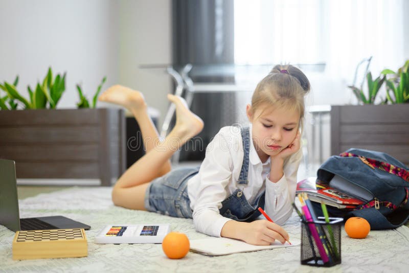 χαριτωμένο κοριτσάκι ζωγραφίζει σε ένα πάτωμα στο σαλόνι