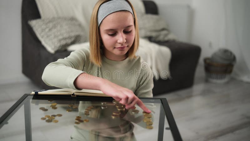 Χαριτωμένο κοριτσάκι που μετράει τα χρήματα απόθεμα βίντεο