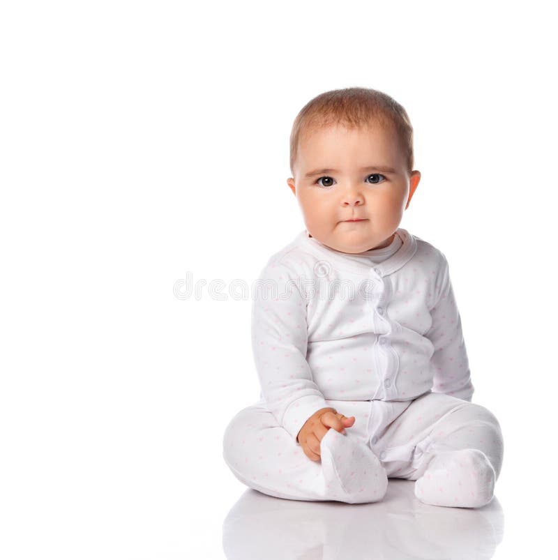 Χαριτωμένο μωρό που κάθεται στο λευκό φόντο