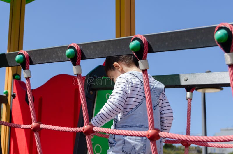 Χαριτωμένο χρονών αγόρι δύο playig στην παιδική χαρά παιδιών υπαίθρια στο θέατρο στοκ εικόνες Χαριτωμένο χρονών αγόρι δύο playig στην παιδική χαρά παιδιών υπαίθρια στο θέατρο στοκ εικόνες