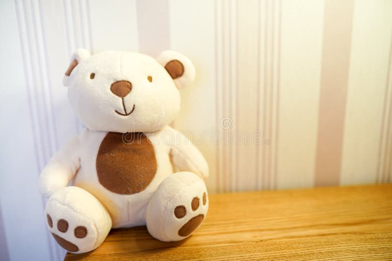 Χαριτωμένος teddy αφορά σε ένα δωμάτιο παιδιών τον ξύλινο πίνακα στοκ φωτογραφία με δικαίωμα ελεύθερης χρήσης Χαριτωμένος teddy αφορά σε ένα δωμάτιο παιδιών τον ξύλινο πίνακα στοκ φωτογραφία με δικαίωμα ελεύθερης χρήσης