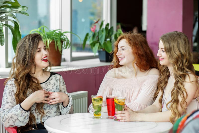 Χαρούμενες νεαρές γυναίκες που μιλάνε σε καφετέρια Γέλια Η έννοια της φιλίας, η συνάντηση στοκ εικόνες Χαρούμενες νεαρές γυναίκες που μιλάνε σε καφετέρια Γέλια Η έννοια της φιλίας, η συνάντηση στοκ εικόνες