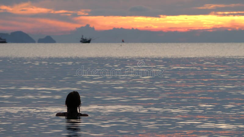 χαρούμενες νεαρές κολυμβήτριες στη θάλασσα απόθεμα βίντεο