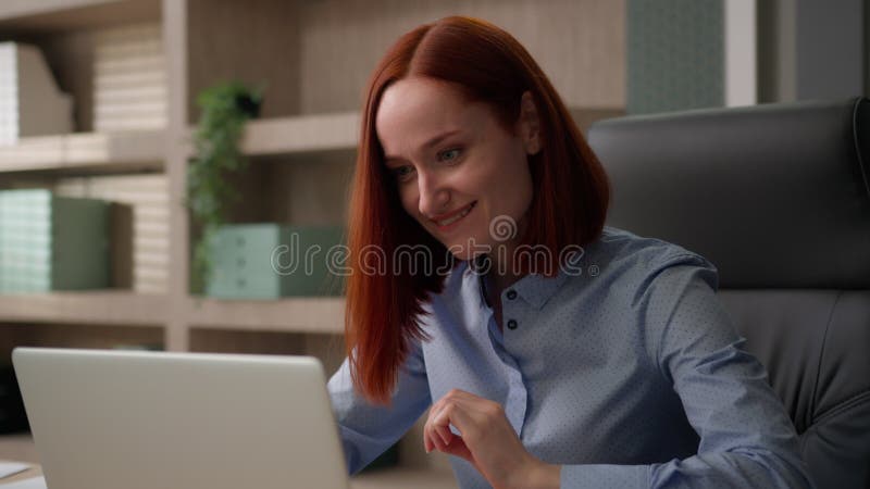 χαρούμενη απασχολημένη καυκάσια επιχειρηματίας στο χώρο εργασίας κορίτσι που πληκτρολογεί φορητό υπολογιστή σε πελάτες χρησιμοποιώ