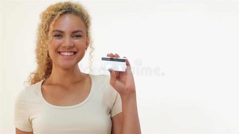 Χαρούμενη γυναίκα που με επιδοκιμάζει ενώ κρατά πιστωτική κάρτα απόθεμα βίντεο