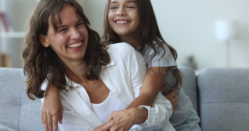 χαρούμενη χαρούμενη γυναίκα που παίζει πόζα για κάμερα με μικρή κόρη απόθεμα βίντεο