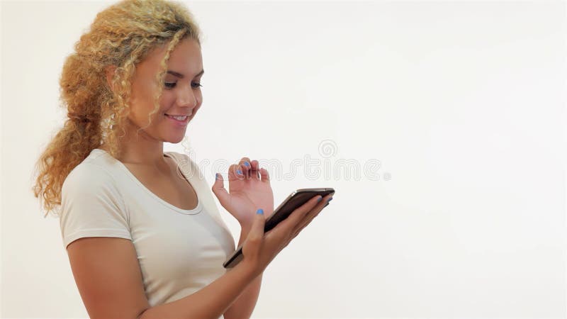 Χαρούμενη γυναίκα που πληκτρολογεί σε tablet με φωτεινό χαμόγελο φιλμ μικρού μήκους