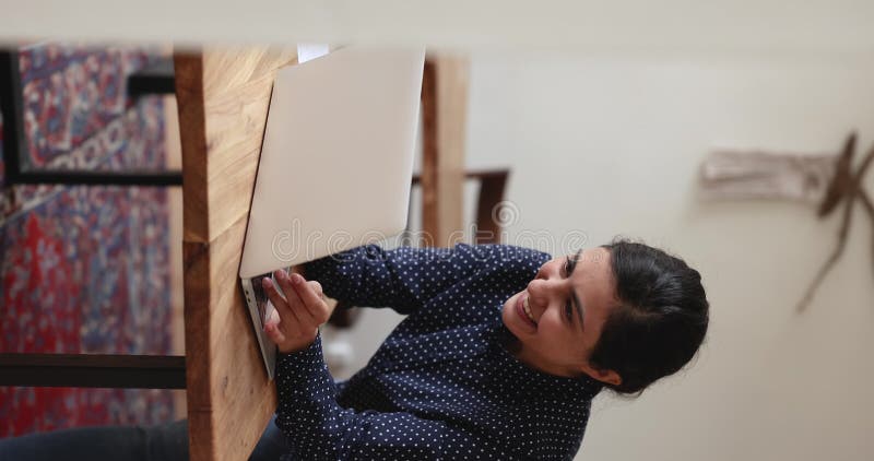χαρούμενη χαρούμενη ινδή ανεξάρτητη επιχειρηματίας που χρησιμοποιεί φορητό υπολογιστή απόθεμα βίντεο
