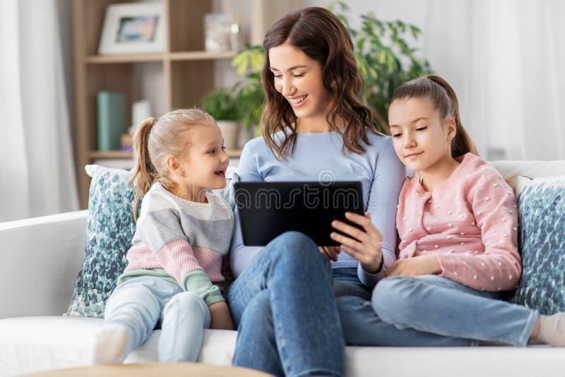 χαρούμενη μητέρα και κόρες με υπολογιστή tablet στο σπίτι στοκ φωτογραφία με δικαίωμα ελεύθερης χρήσης