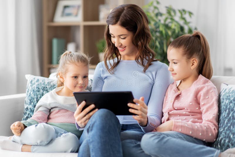 χαρούμενη μητέρα και κόρες με υπολογιστή tablet στο σπίτι στοκ φωτογραφία με δικαίωμα ελεύθερης χρήσης