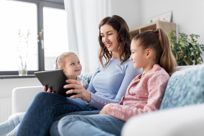 χαρούμενη μητέρα και κόρες με υπολογιστή tablet στο σπίτι στοκ φωτογραφία με δικαίωμα ελεύθερης χρήσης