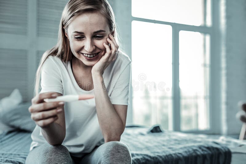 Χαρούμενη ωραία γυναίκα μαθαίνοντας ότι είναι έγκυος στοκ φωτογραφία με δικαίωμα ελεύθερης χρήσης Χαρούμενη ωραία γυναίκα μαθαίνοντας ότι είναι έγκυος στοκ φωτογραφία με δικαίωμα ελεύθερης χρήσης