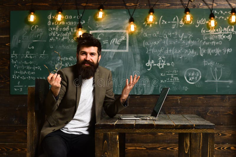 Χαρούμενο freelancer που ντύνεται στην περιστασιακή συνεδρίαση κοστουμιών μπροστά από το lap-top, που εξετάζει και που χαμογελά τ στοκ φωτογραφία με δικαίωμα ελεύθερης χρήσης Χαρούμενο freelancer που ντύνεται στην περιστασιακή συνεδρίαση κοστουμιών μπροστά από το lap-top, που εξετάζει και που χαμογελά τ στοκ φωτογραφία με δικαίωμα ελεύθερης χρήσης