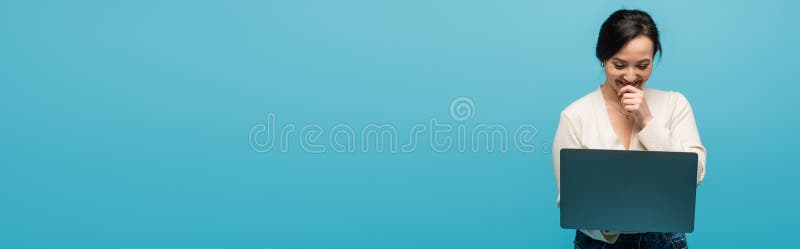 χαρούμενο ασιατικό μοντέλο που κρατά απομονωμένο φορητό υπολογιστή στοκ εικόνα με δικαίωμα ελεύθερης χρήσης