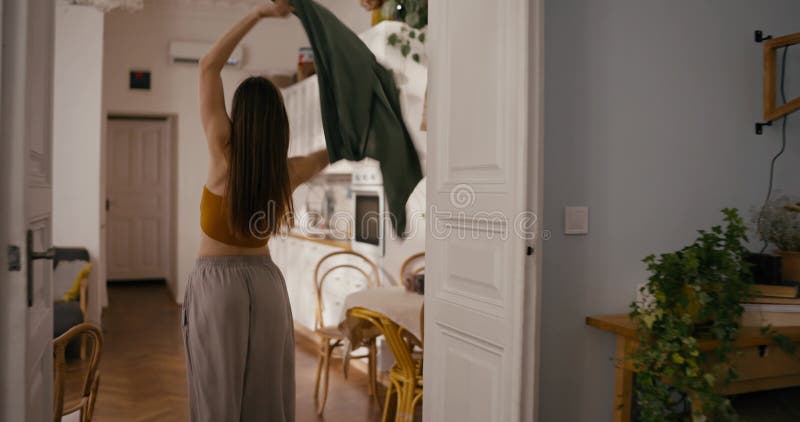Χαρούμενο χαρούμενο κορίτσι βάζει μπλουζάκι και χορεύει στο ψυγείο πριν το πρωινό το πρωί. Χαρούμενο πρωινό κοριτσιού απόθεμα βίντεο