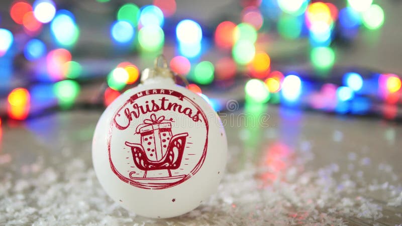 χαρούμενο χριστουγεννιάτικο φόντο με θαμπά φώτα. χριστουγεννιάτικη μπάλα για το δέντρο.