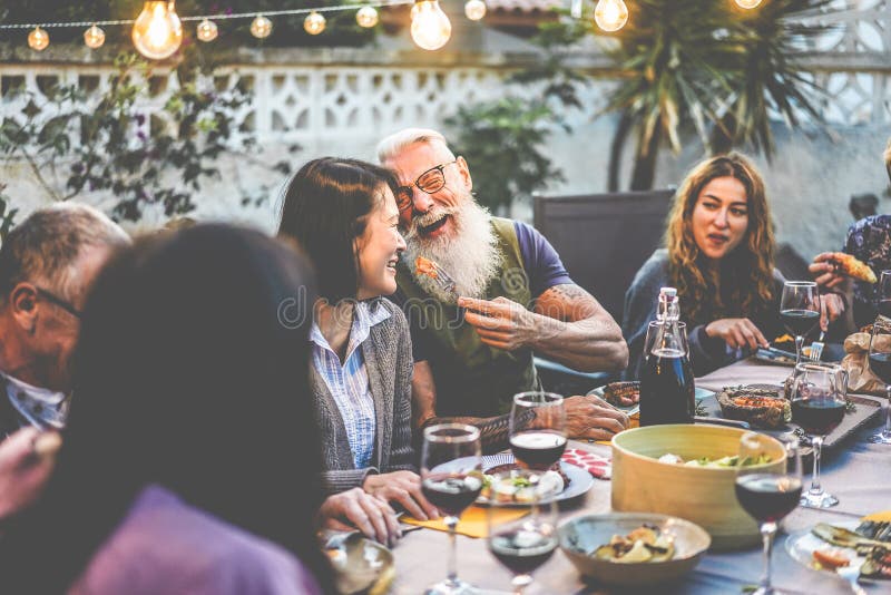 χαρούμενοι οικογενειακοί άνθρωποι που διασκεδάζουν στο μπάρμπεκιου πολυφυλετικοί φίλοι που τρώνε στο μπάρμπεκιου φαγητό φιλία και στοκ φωτογραφίες με δικαίωμα ελεύθερης χρήσης