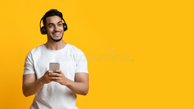 χαρούμενος άραβας με smartphone και χώρο αντιγραφής ακουστικών στοκ εικόνα