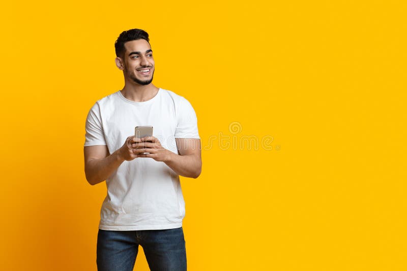 χαρούμενος άραβας με smartphone που κοιτάζει σε χώρο αντιγραφής στοκ φωτογραφία