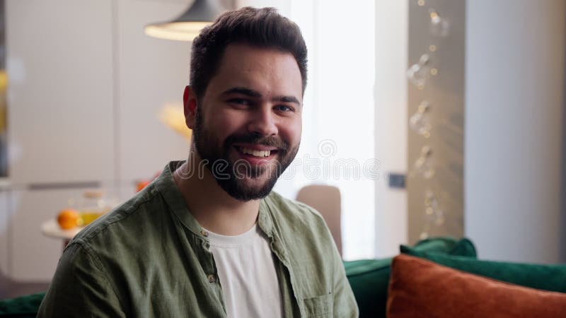 Χαρούμενος ευτυχισμένος νεαρός Ευρωπαίος Καυκάσιος άντρας με γενειάδα άνδρας άνδρας ιδιοκτήτης που γελάει χαμογελώντας χαρούμενος απόθεμα βίντεο