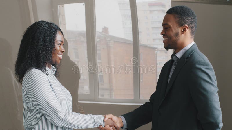 χαρούμενος νεαρός ζευγάρι χειραψία γυναίκα αφρικανός δικηγόρος ασφαλιστής στη συνάντηση ικανοποιημένοι πελάτες κάνουν πώληση