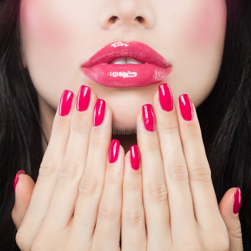 Χείλια Makeup με το ρόδινο κραγιόν, Lipgloss και το μανικιούρ στοκ φωτογραφίες