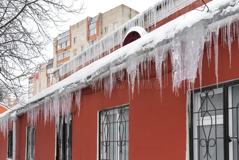 Χειμερινά παγάκια που κρεμούν από τις μαρκίζες των στεγών στοκ φωτογραφίες με δικαίωμα ελεύθερης χρήσης Χειμερινά παγάκια που κρεμούν από τις μαρκίζες των στεγών στοκ φωτογραφίες με δικαίωμα ελεύθερης χρήσης