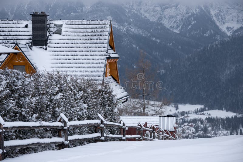 Χειμερινό τοπίο των βουνών της Πολωνίας Tatra Σειρά Gubalowka και παραδοσιακό πολωνικό σπίτι κοντά στο διασημότερο πολωνικό χιονο στοκ εικόνες