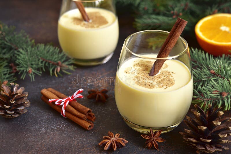 Χειμερινός πικάντικος καυτός πίνει eggnog, παραδοσιακή αγγλική συνταγή στοκ εικόνα με δικαίωμα ελεύθερης χρήσης Χειμερινός πικάντικος καυτός πίνει eggnog, παραδοσιακή αγγλική συνταγή στοκ εικόνα με δικαίωμα ελεύθερης χρήσης