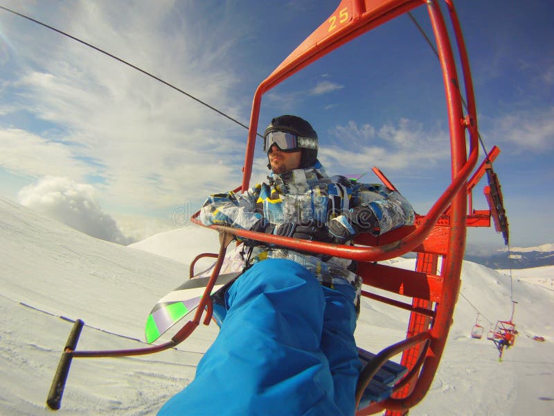 Χειμώνας hooby: ακραίος αθλητισμός - snowboarder στο τελεφερίκ στοκ φωτογραφίες με δικαίωμα ελεύθερης χρήσης Χειμώνας hooby: ακραίος αθλητισμός - snowboarder στο τελεφερίκ στοκ φωτογραφίες με δικαίωμα ελεύθερης χρήσης