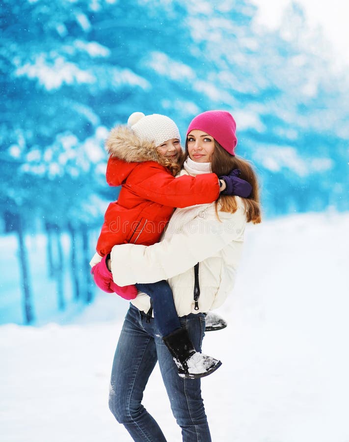 Χειμώνας και έννοια ανθρώπων - νέος χειμώνας περπατήματος μητέρων και παιδιών