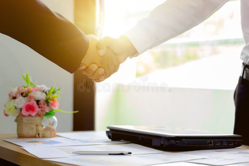 Χειραψία επιχειρησιακών ατόμων, περίπου με την εργασία, ευτυχής που συμφωνείται επιτυχώς με την εργασία, επιχειρησιακό μάρκετινγκ στοκ φωτογραφία Χειραψία επιχειρησιακών ατόμων, περίπου με την εργασία, ευτυχής που συμφωνείται επιτυχώς με την εργασία, επιχειρησιακό μάρκετινγκ στοκ φωτογραφία