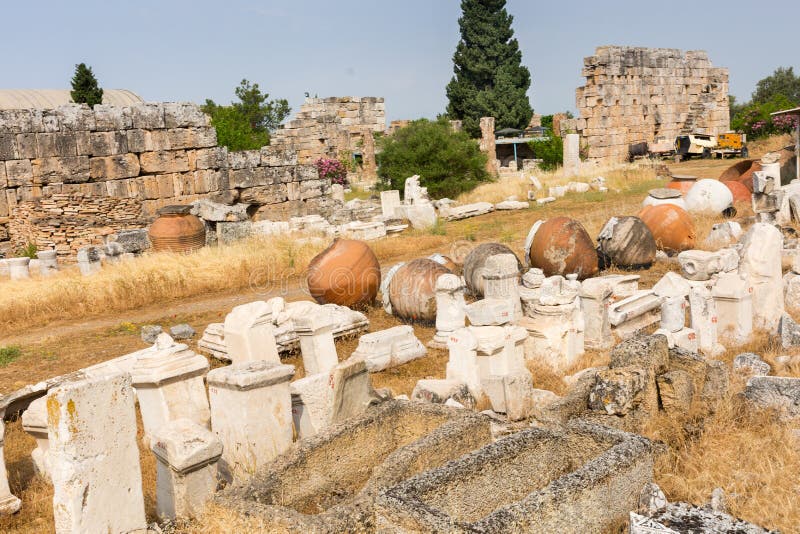 Χειροποίητα αντικείμενα και σκάφη αρχαίου Έλληνα αρχιτεκτονικά στοκ φωτογραφία με δικαίωμα ελεύθερης χρήσης Χειροποίητα αντικείμενα και σκάφη αρχαίου Έλληνα αρχιτεκτονικά στοκ φωτογραφία με δικαίωμα ελεύθερης χρήσης