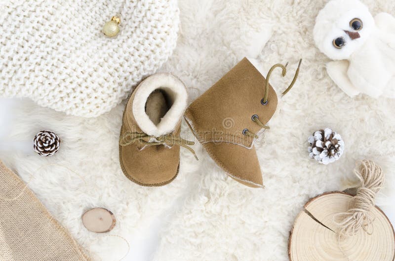 Χειροποίητες Sheepskin μπότες μωρών, παντόφλες, παπούτσια, μοκασίνια Καφετής γνήσιος μαλακός φυσικός δέρματος Το επίπεδο χειμεριν στοκ εικόνα Χειροποίητες Sheepskin μπότες μωρών, παντόφλες, παπούτσια, μοκασίνια Καφετής γνήσιος μαλακός φυσικός δέρματος Το επίπεδο χειμεριν στοκ εικόνα