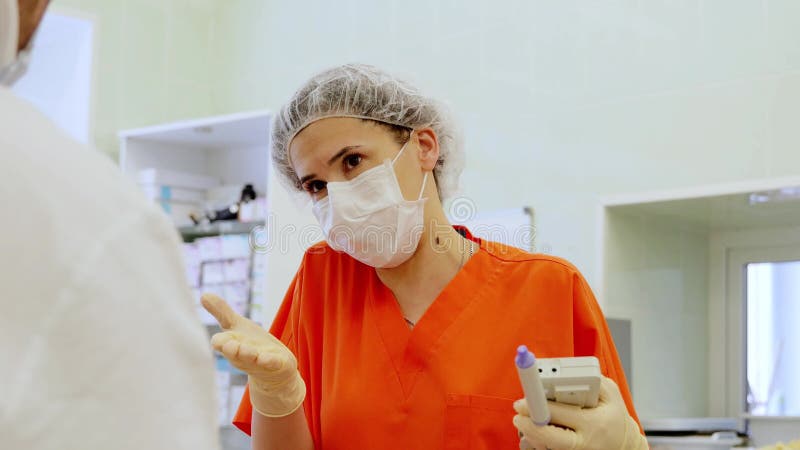 χειρουργική γυναίκα χειρουργός επαγγελματικός κλείσιμο. ομαδική εργασία στον ιατρικό τομέα σημασία κάθε μέλους της ιατρικής ομάδας απόθεμα βίντεο