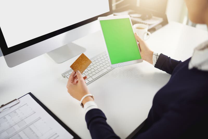 χειρός και πιστωτική κάρτα με tablet στο γραφείο για ηλεκτρονικές αγορές πληρωμή ηλεκτρονικού χρήματος και επένδυση δανείου. υπάλλ στοκ εικόνες με δικαίωμα ελεύθερης χρήσης
