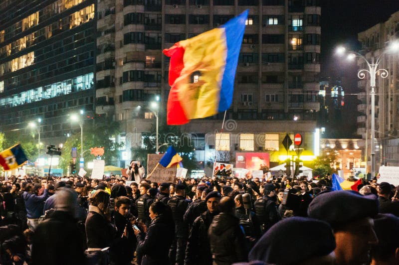 Χιλιάδες διαμαρτυρία ανθρώπων στο Βουκουρέστι στοκ φωτογραφίες Χιλιάδες διαμαρτυρία ανθρώπων στο Βουκουρέστι στοκ φωτογραφίες