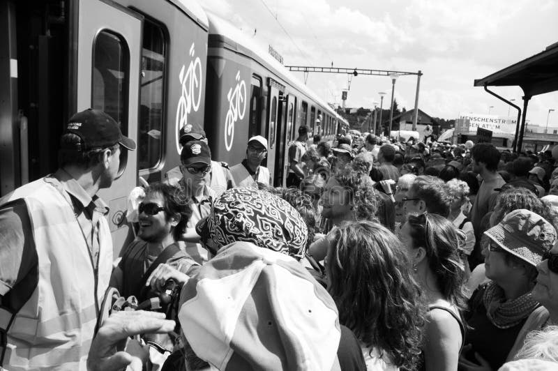 Χιλιάδες άνθρωποι εισέρχονται στα τρένα SBB στο Döttingen μετά την πυρηνική διαμαρτυρία στο Beznau στοκ φωτογραφία με δικαίωμα ελεύθερης χρήσης Χιλιάδες άνθρωποι εισέρχονται στα τρένα SBB στο Döttingen μετά την πυρηνική διαμαρτυρία στο Beznau στοκ φωτογραφία με δικαίωμα ελεύθερης χρήσης