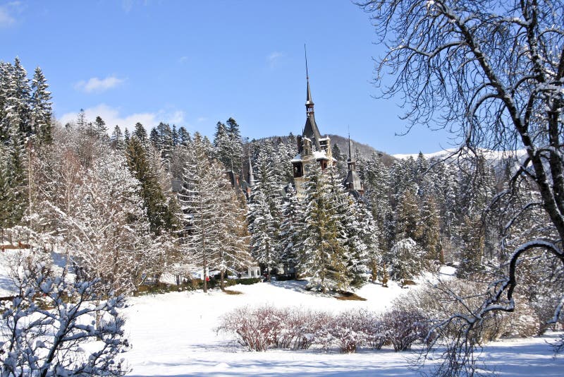 Χιονώδες τοπίο Peles Castle στοκ φωτογραφία με δικαίωμα ελεύθερης χρήσης Χιονώδες τοπίο Peles Castle στοκ φωτογραφία με δικαίωμα ελεύθερης χρήσης
